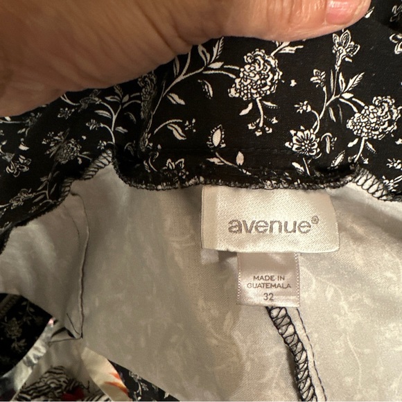 Avenue Plus Size 32 Black  Floral Print Pull On 4 Way Stretch Capri Pants - Picture 3 of 6